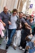 Guardaespaldas protegen a Pattinson durante su salida del set de "Remember Me"